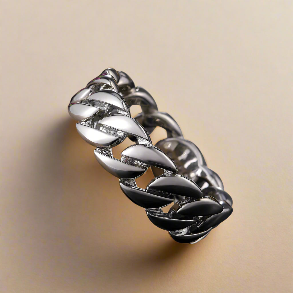 “Detailed view of unisex chain band in polished silver