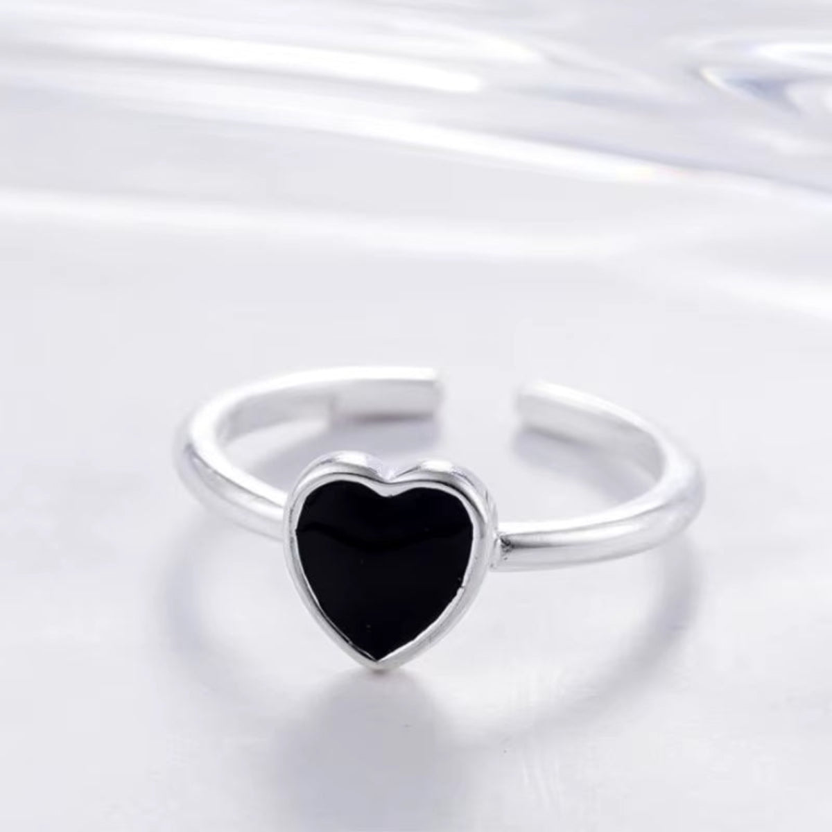 Adjustable minimalist ring with black heart-shaped stone
