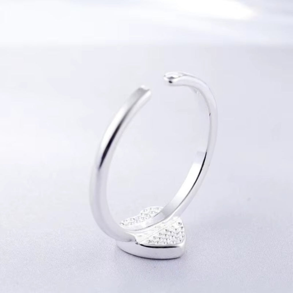 Adjustable minimalist ring with black heart-shaped stone