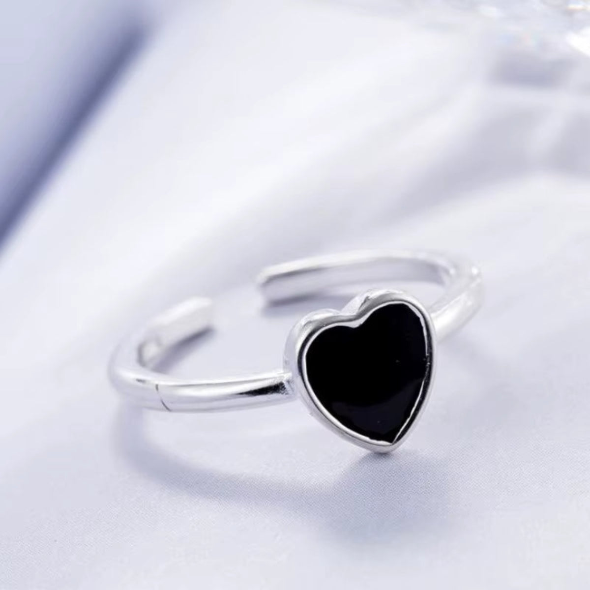 Adjustable minimalist ring with black heart-shaped stone