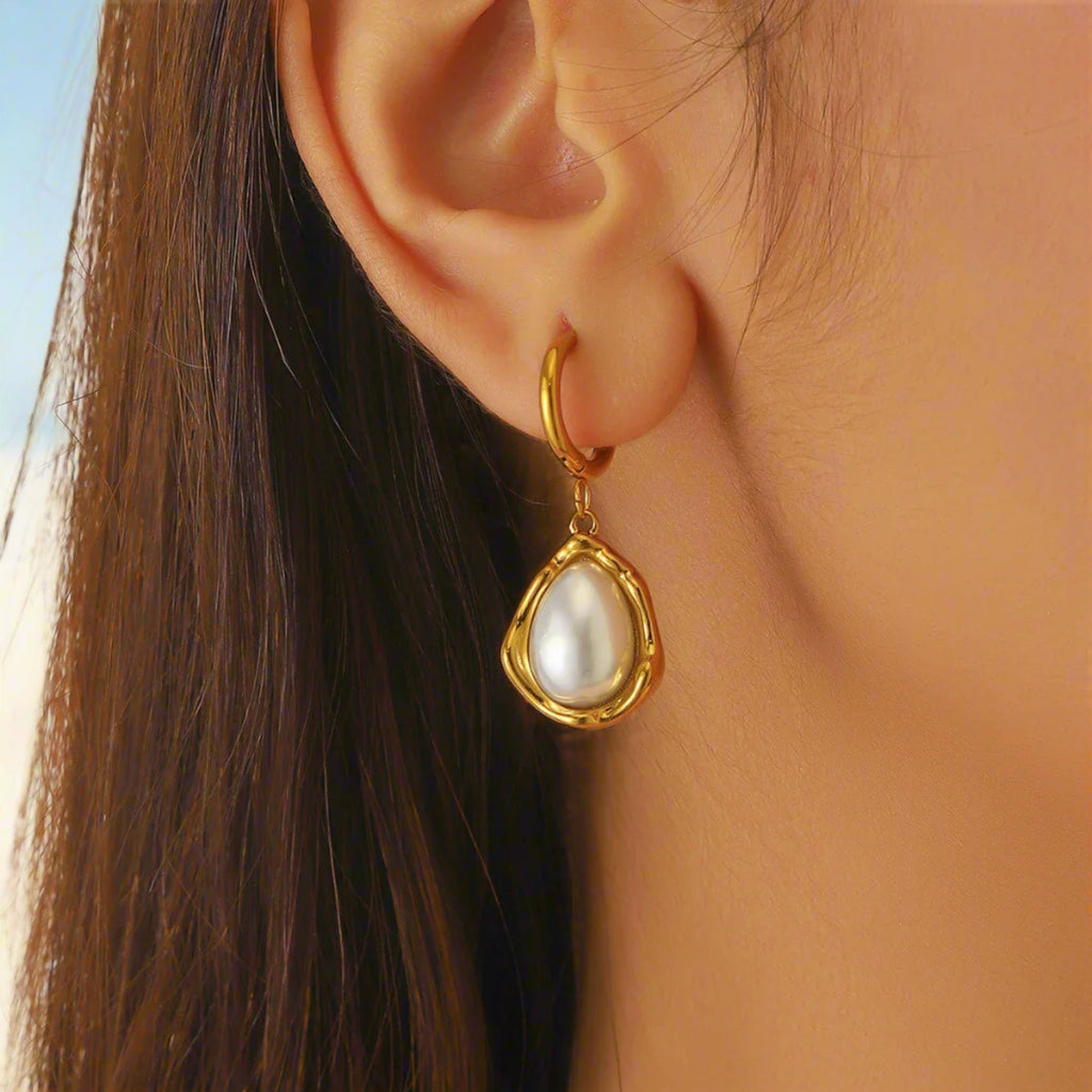 Golden Tide – Water Droplet Pearl Necklace & Earrings Set
