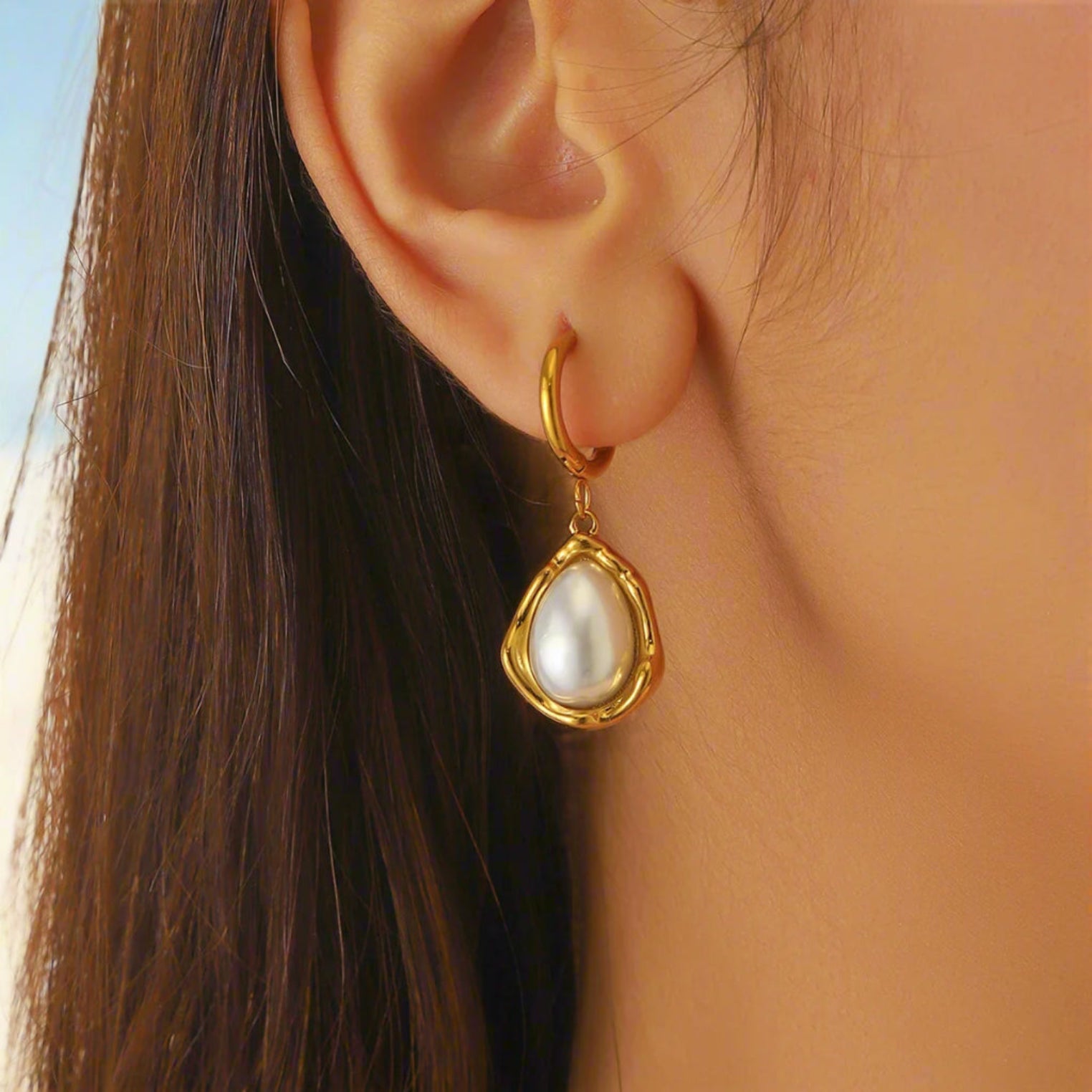 Golden Tide – Water Droplet Pearl Necklace & Earrings Set