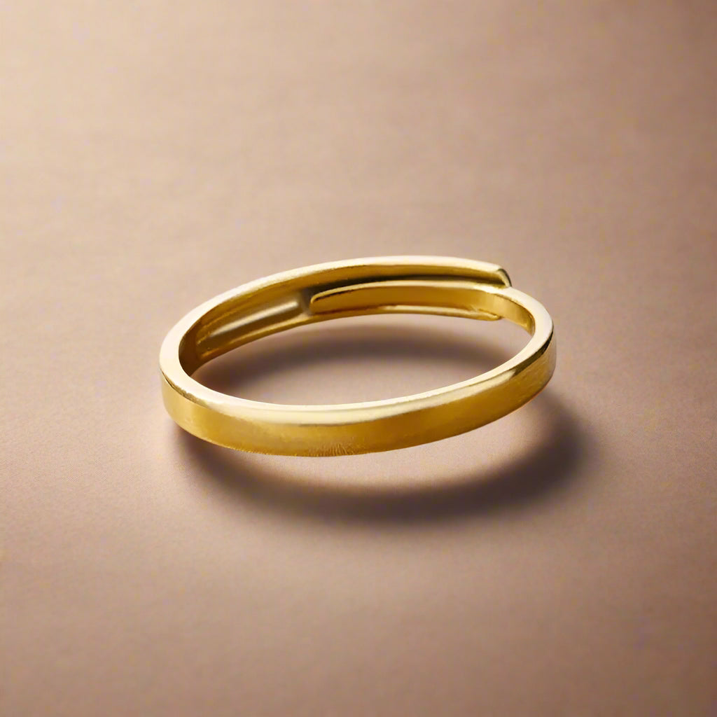 Elegant gold-plated ring reflected 