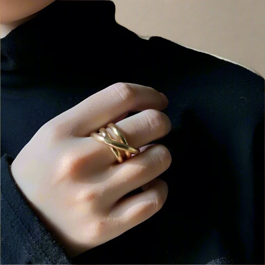 Adjustable open band gold ring in stainless steel.