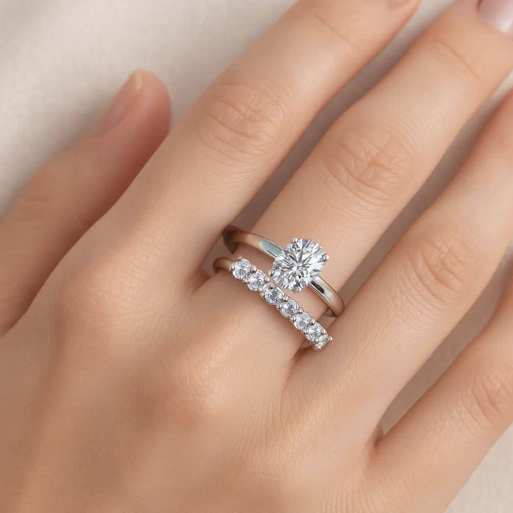 Two-ring silver set with brilliant stones. 