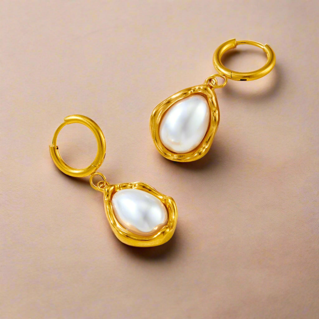 Golden Tide – Water Droplet Pearl Necklace & Earrings Set