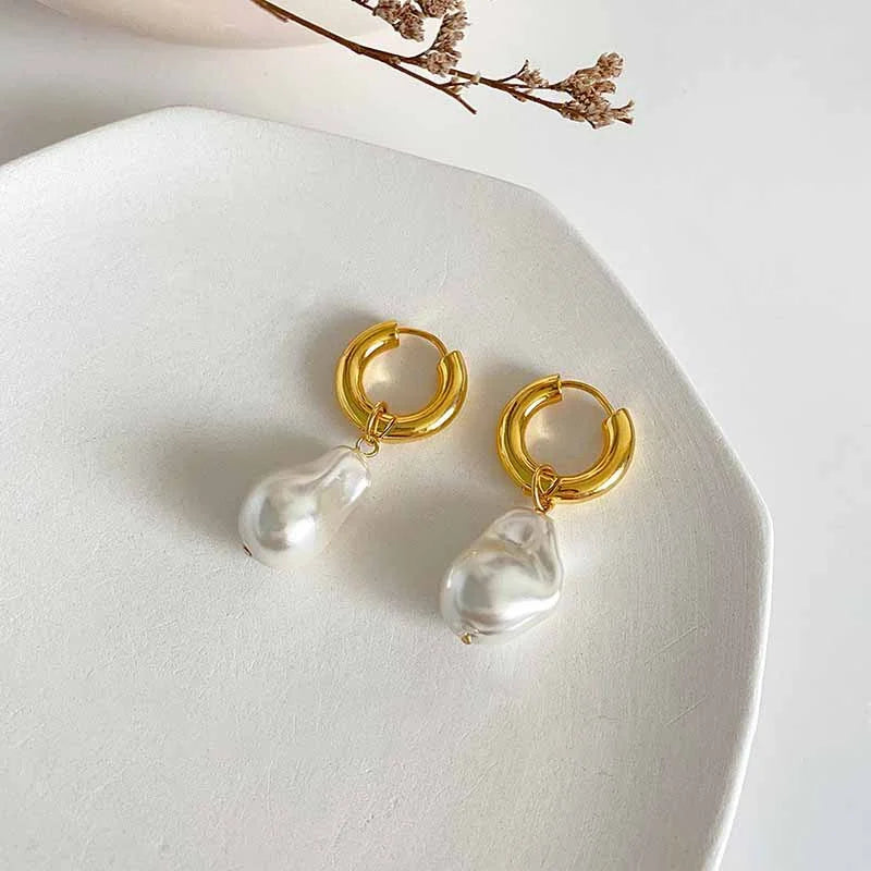 Alien Imitation Pearl Earrings - French Creative Fashion with Unique Personality and Elegant Design.