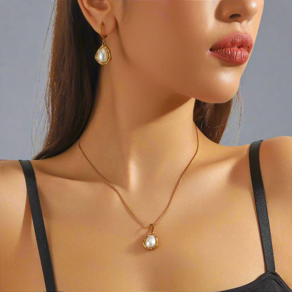 Golden Tide – Water Droplet Pearl Necklace & Earrings Set