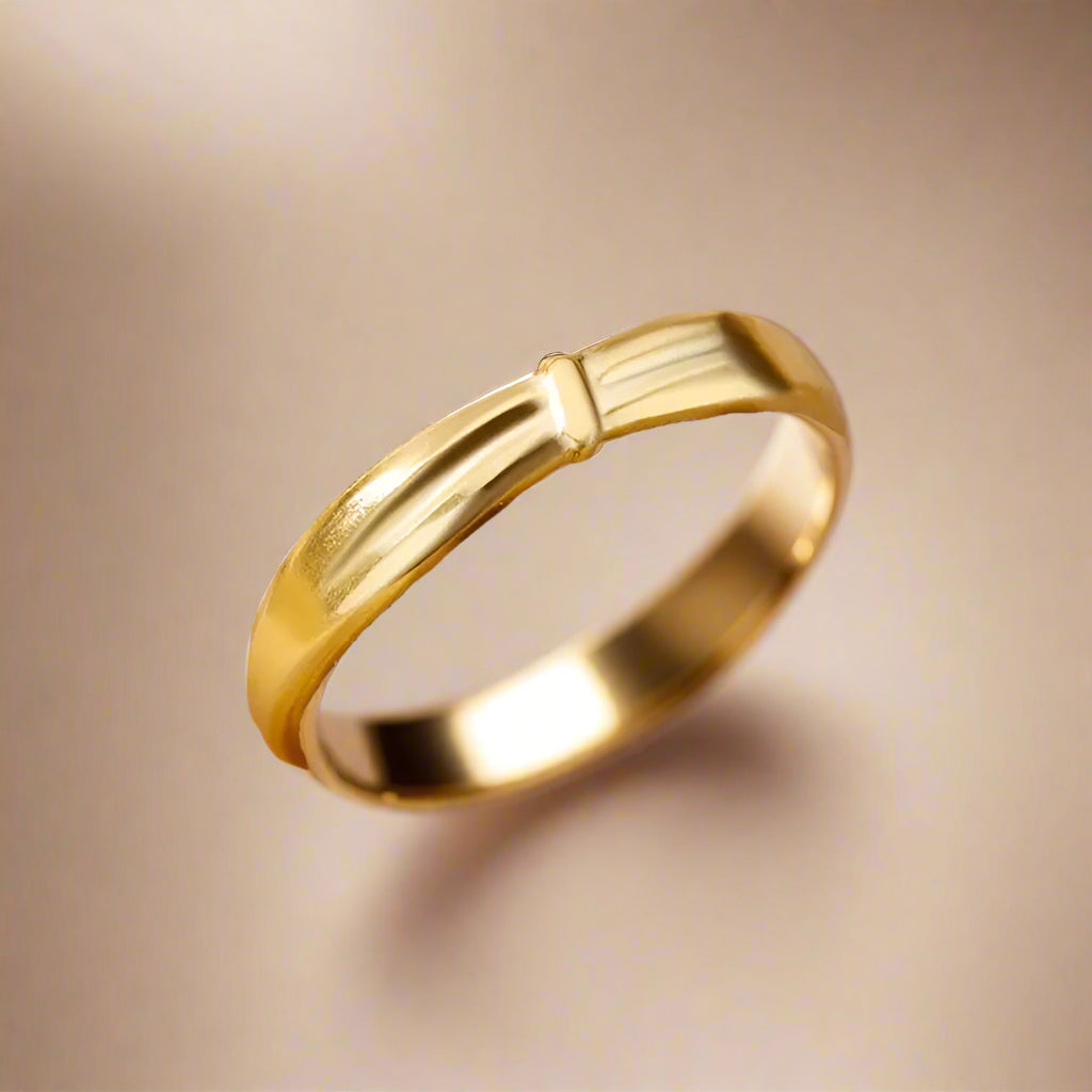  Elegant gold bracelet reflecting light